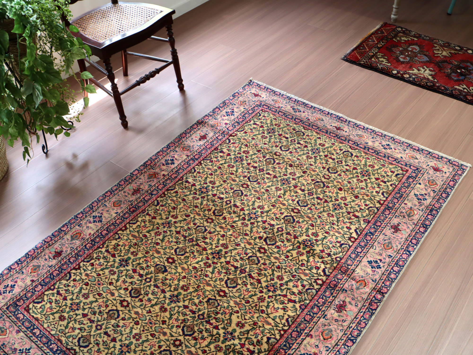 トルコ 手織り絨毯 カイセリ地方の細かな花のデザイン176×117cm ベージュ　ペールピンク　ヴィンテージラグ
